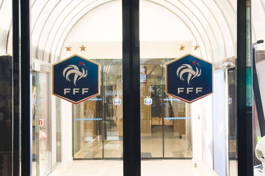 Les portes du siège de la FFF. Les portes du siège de la FFF.