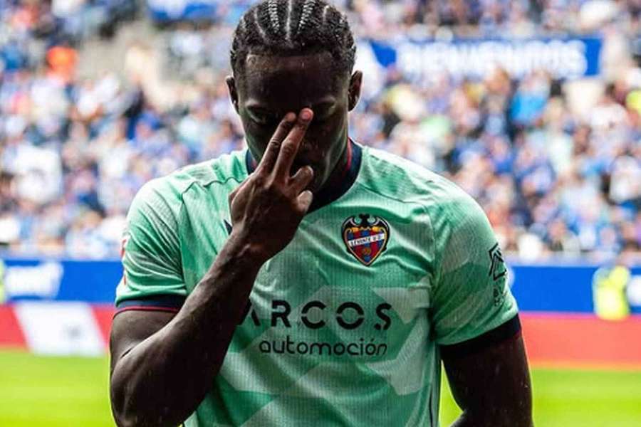 Senzace v Levante je otevřená lednové diskuzi. Ve hře jsou Katalánci i oba giganti z Manchesteru