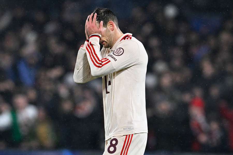 Leon Goretzka lamentandose