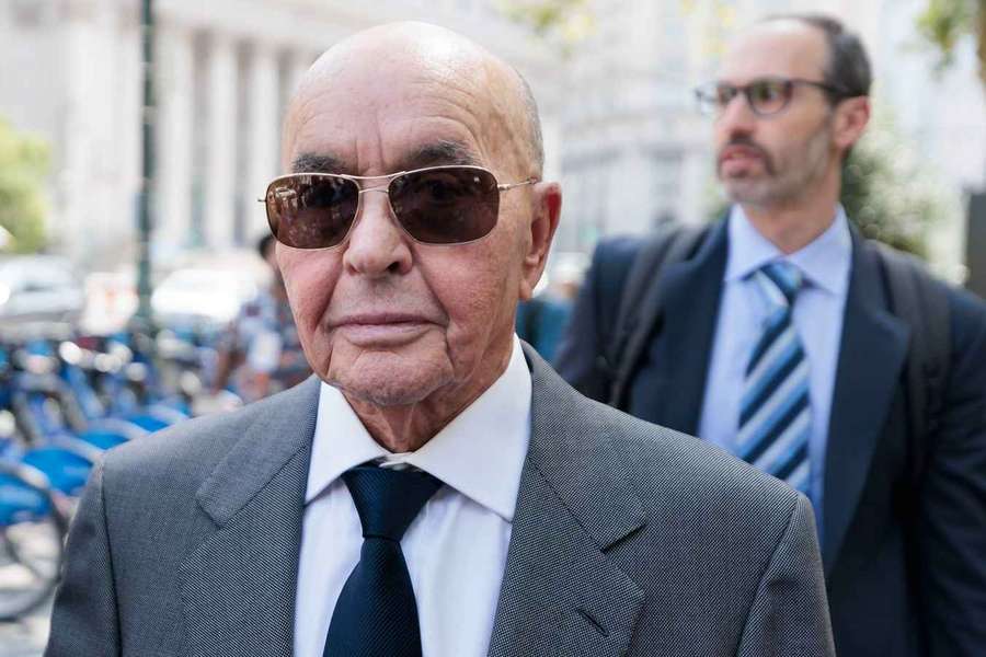 Lewis recebeu um perdão do Presidente Trump Lewis recebeu um perdão do Presidente Trump