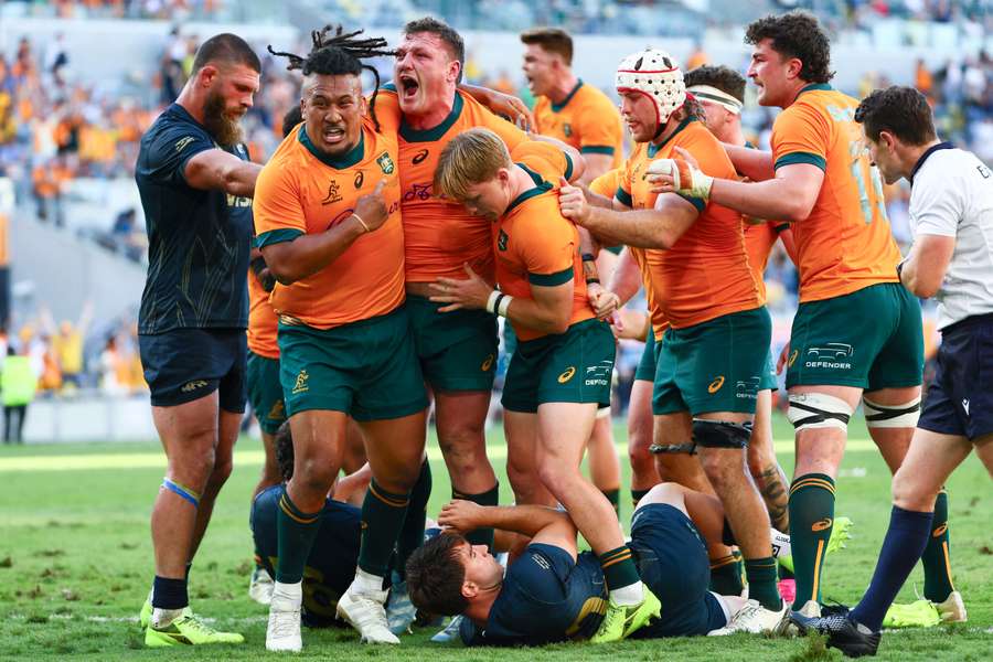 Les Australiens célébrant leur victoire.