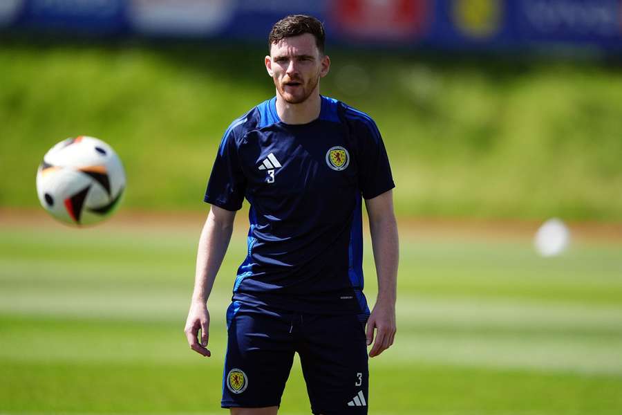 Robertson urges Scotland to play without fear against Swiss