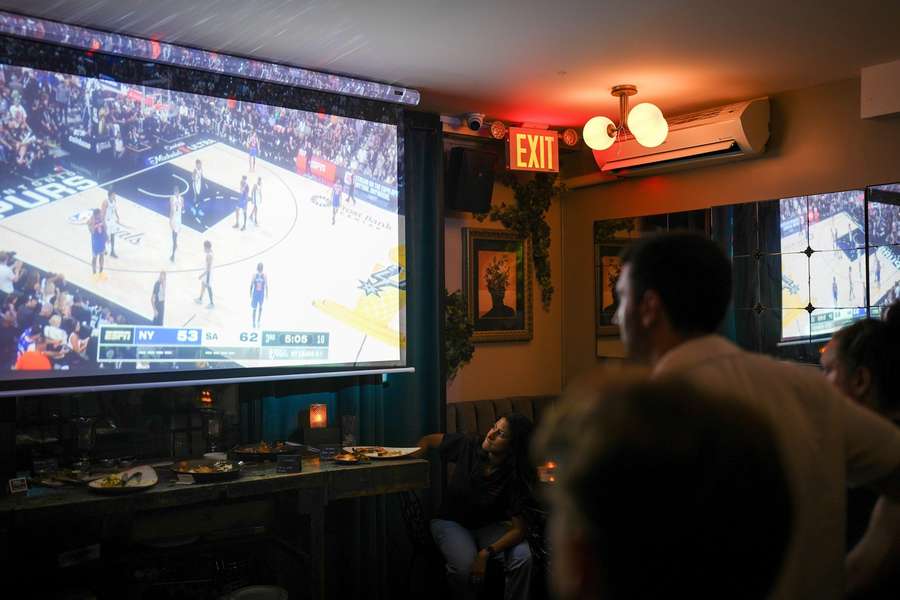 Suporteri într-un bar în New York