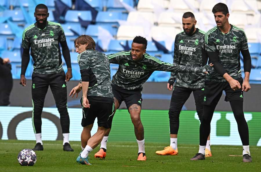 Estrelas do Real Madrid participam de uma sessão de treinamento da equipe no Etihad Stadium