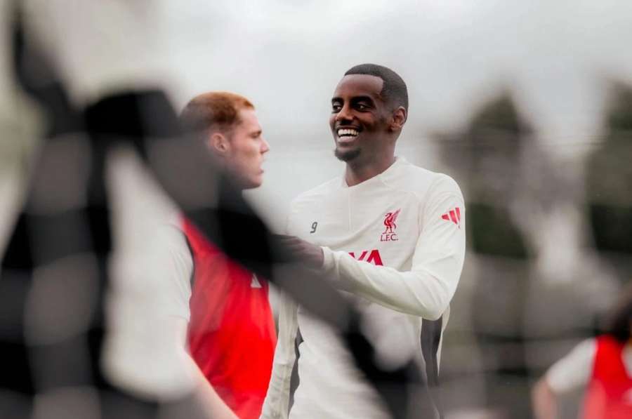 Alexander Isak si podle slov Arneho Slota bude muset na první 90minutový zápas počkat.