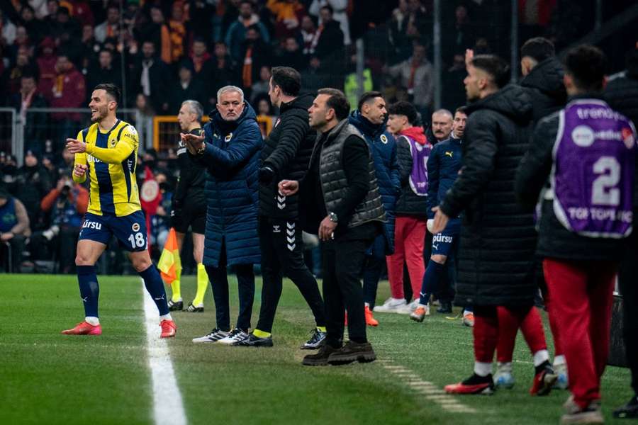 José Mourinho no clássico do futebol turco