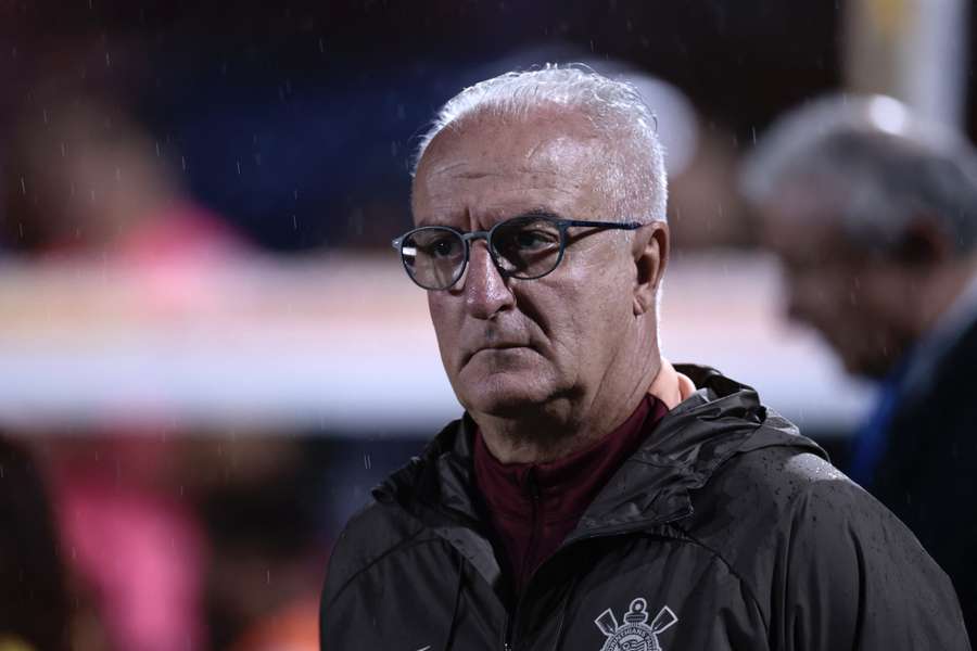 O técnico do Corinthians, Dorival Júnior, entra em campo pressionado após oito jogos sem vitória