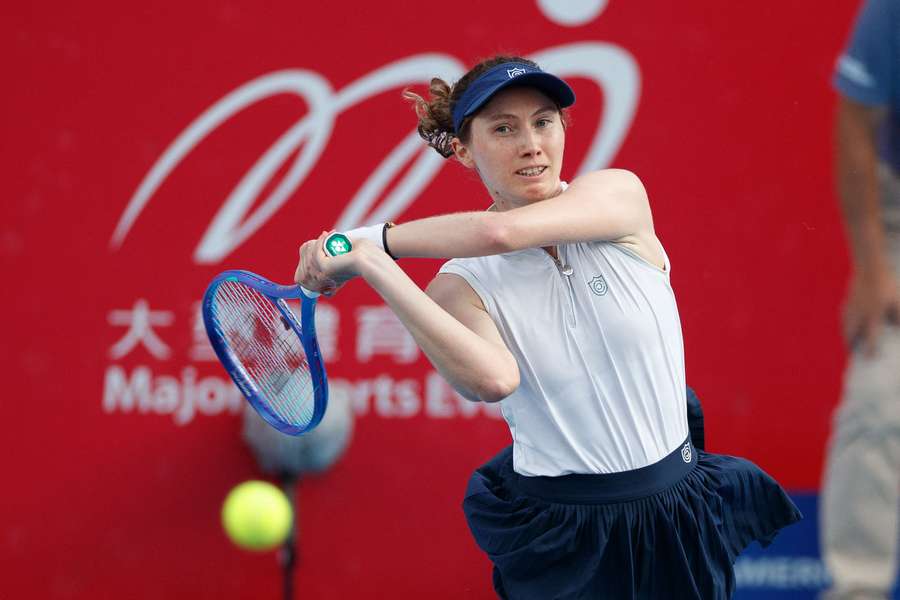 Cristina Bucsa devuelve una bola de revés a dos manos