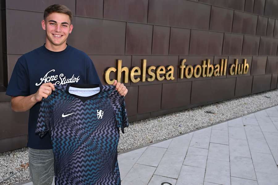 Toby Bell assinou contrato profissional com o Chelsea Toby Bell assinou contrato profissional com o Chelsea