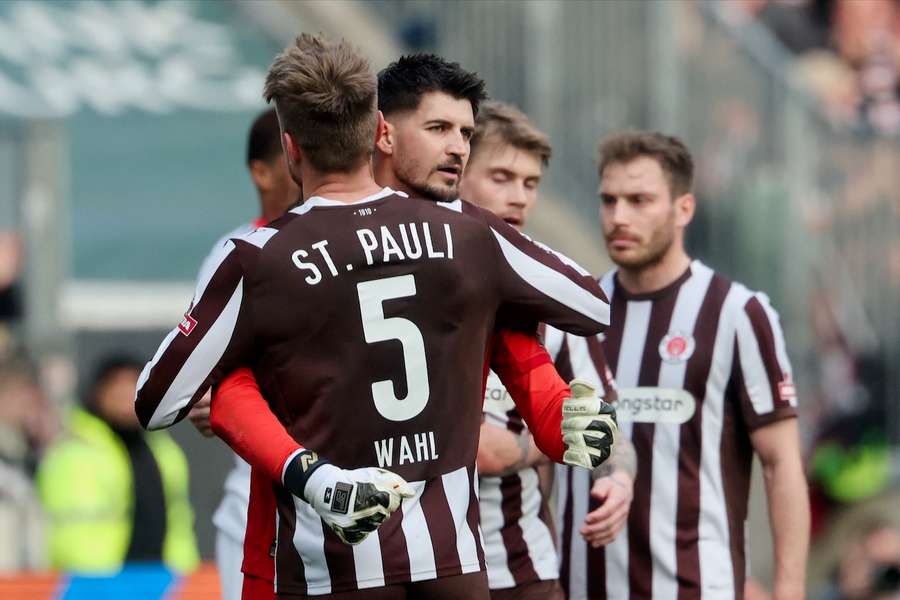 Der FC St. Pauli freut sich über den Punktgewinn gegen Eintracht Frankfurt. Der FC St. Pauli freut sich über den Punktgewinn gegen Eintracht Frankfurt.