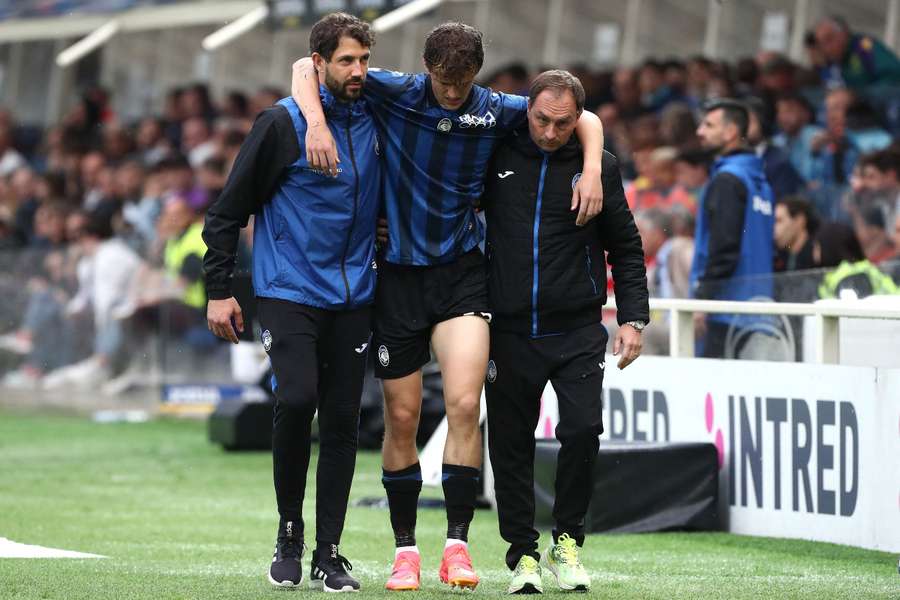 Giorgio Scalvini se retira lesionado tras el Atalanta-Fiorentina del 2 de junio