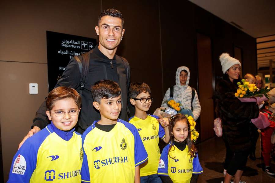 Cristiano Ronaldo e Georgina Rodríguez na chegada a Riade