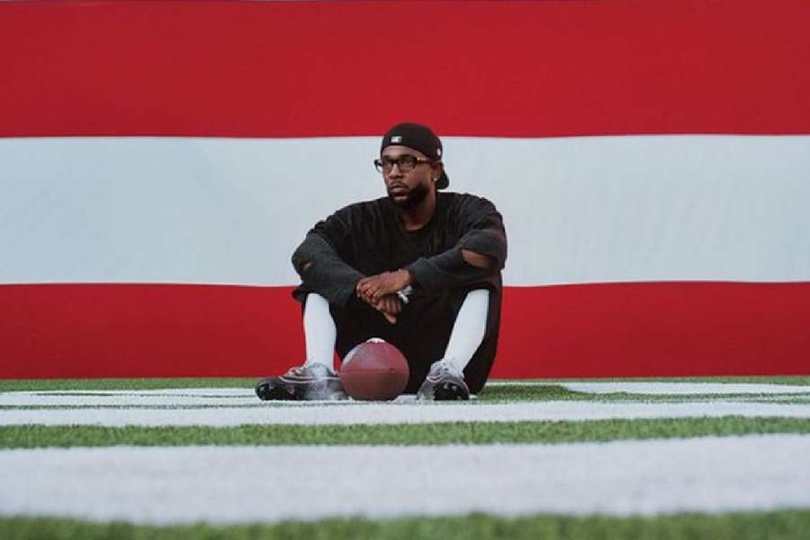 Kendrick Lamar em anúncio de seu show no Super Bowl LIX