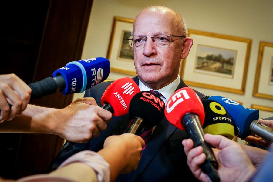Santos Silva nega problema com o Catar e assegura tranquilidade aos emigrantes portugueses