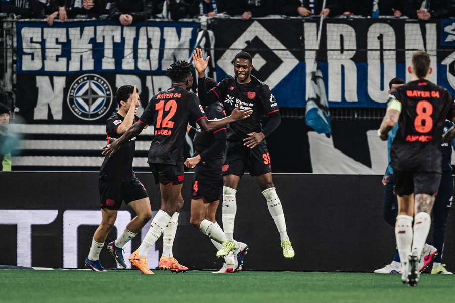 Kofane a jeho radosť so spoluhráčmi po víťaznom zásahu do siete Hamburgu.