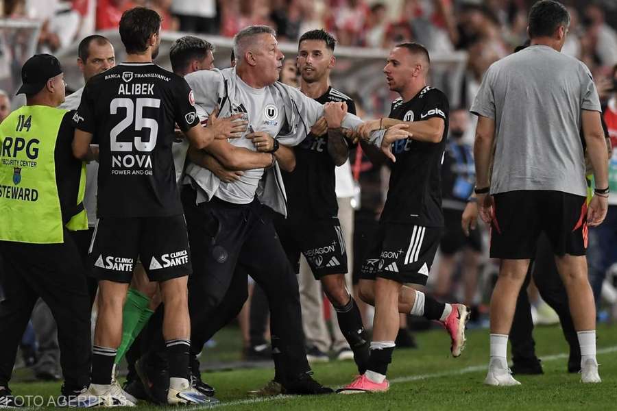 Cristiano Bergodi a intrat în conflict cu un suporter al lui Dinamo, la finalul partidei de pe Arcul de Triumf din etapa #6