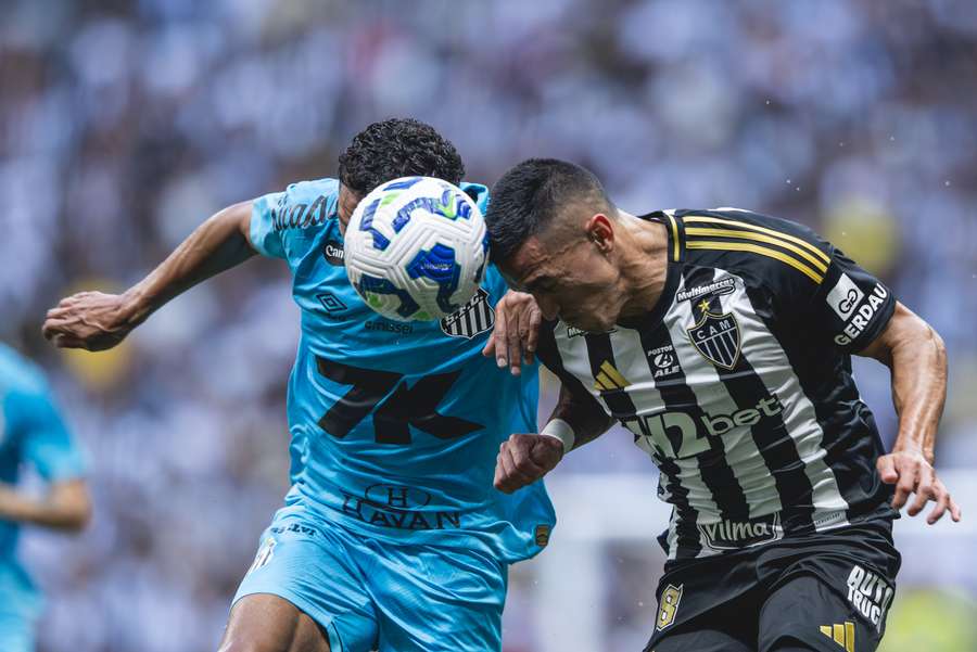 Galo e Santos olham para a parte de baixo da tabela