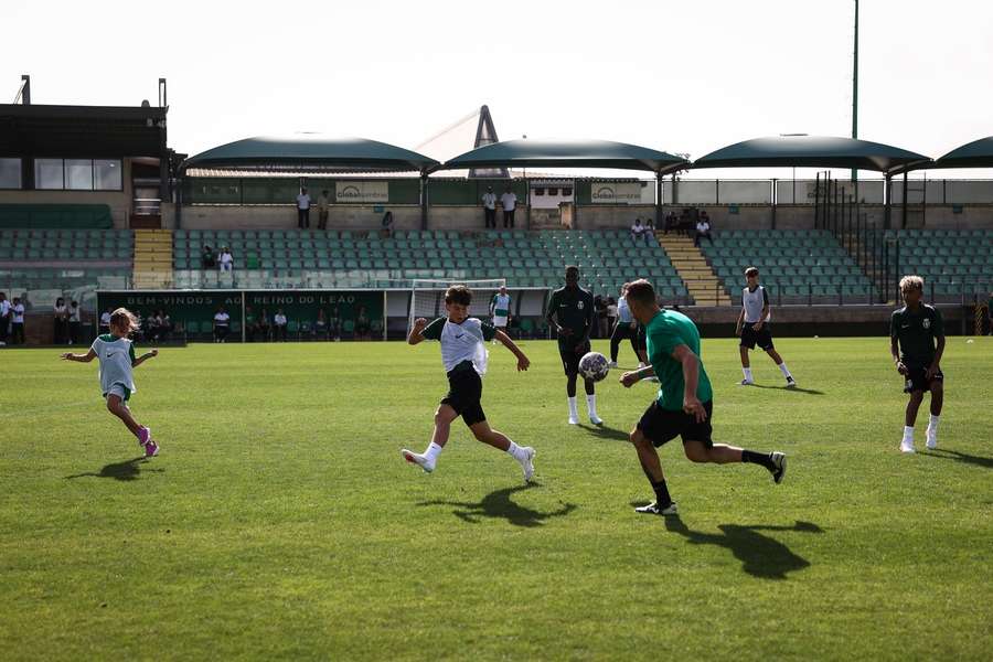 Bola já rolou na Academia Cristiano Ronaldo Bola já rolou na Academia Cristiano Ronaldo