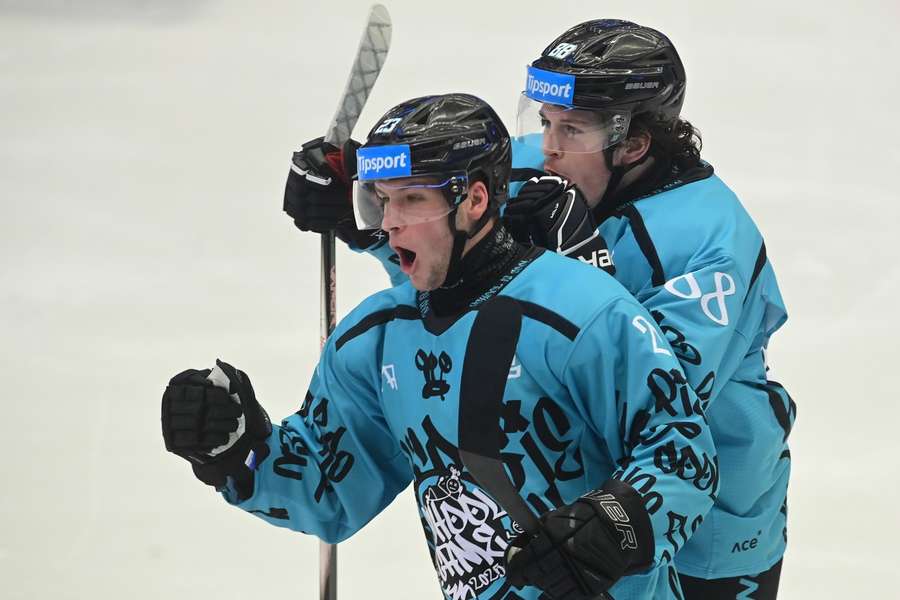 Vít Jiskra a David Šilhan (zleva) slaví gól Karlových Varů proti Třinci.