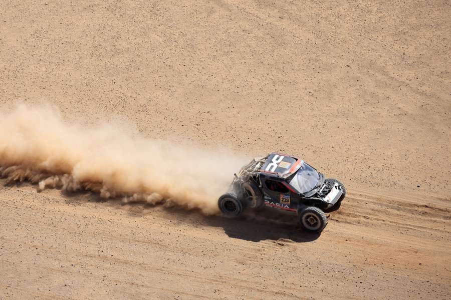 Loeb au volant de sa Davia, abimée. Loeb au volant de sa Davia, abimée.