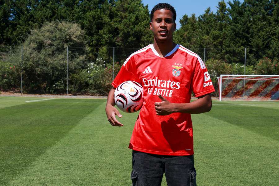 Alan Santos com a camisola do Benfica Alan Santos com a camisola do Benfica
