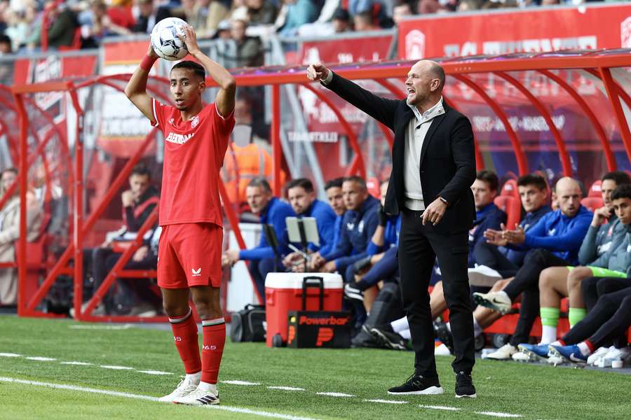 Oosting coachend terwijl Anass Salah-Eddine ingooit