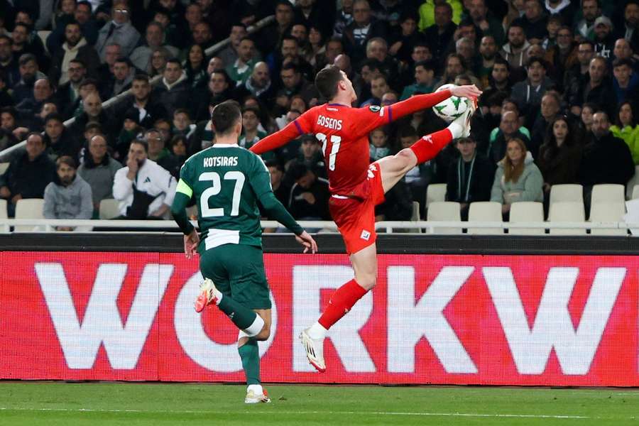 Robin Gosens (r.) hat trotz einer starken Leistung mit der Fiorentina eine Niederlage einstecken müssen.