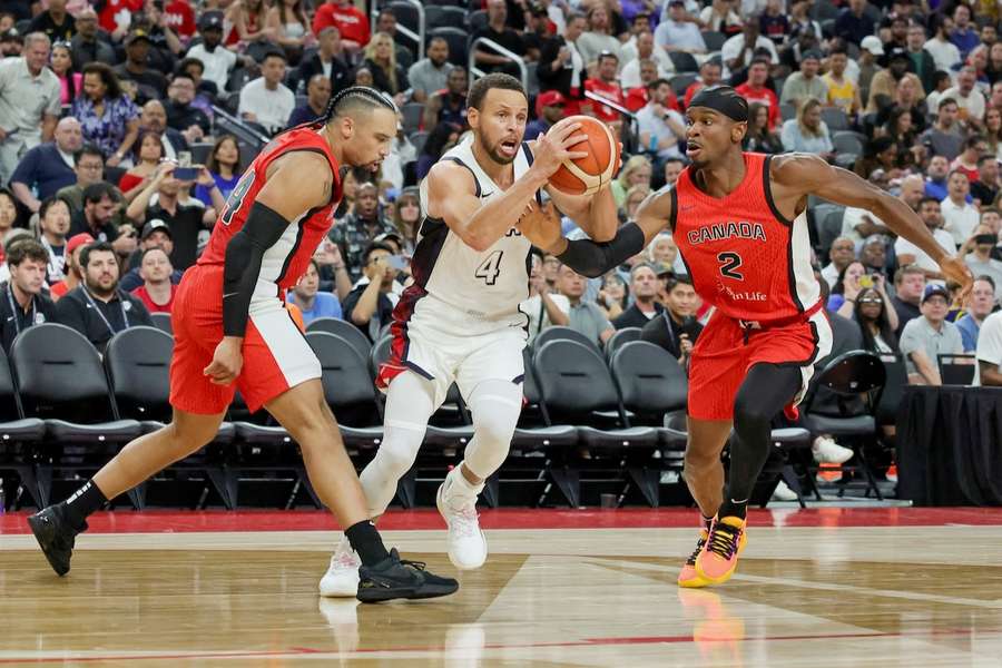 Stephen Curry (M.) und die USA wollen das bittere WM-Aus gegen Deutschland bei Olympia korrigieren.