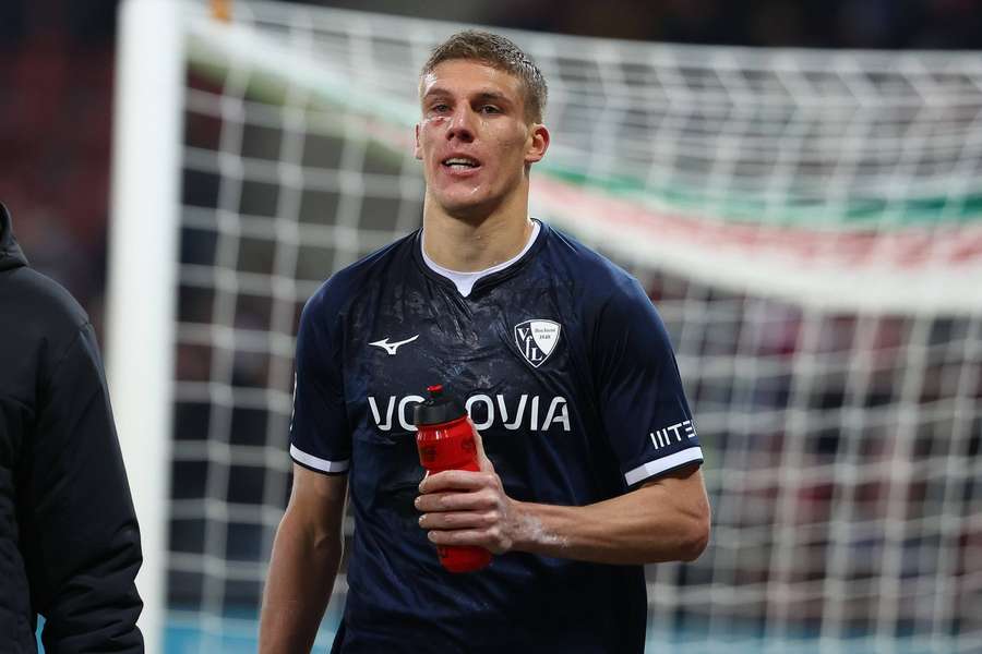 Jakov Medic sichtlich gezeichnet durch den Ellbogenschlag von Steve Mounie.