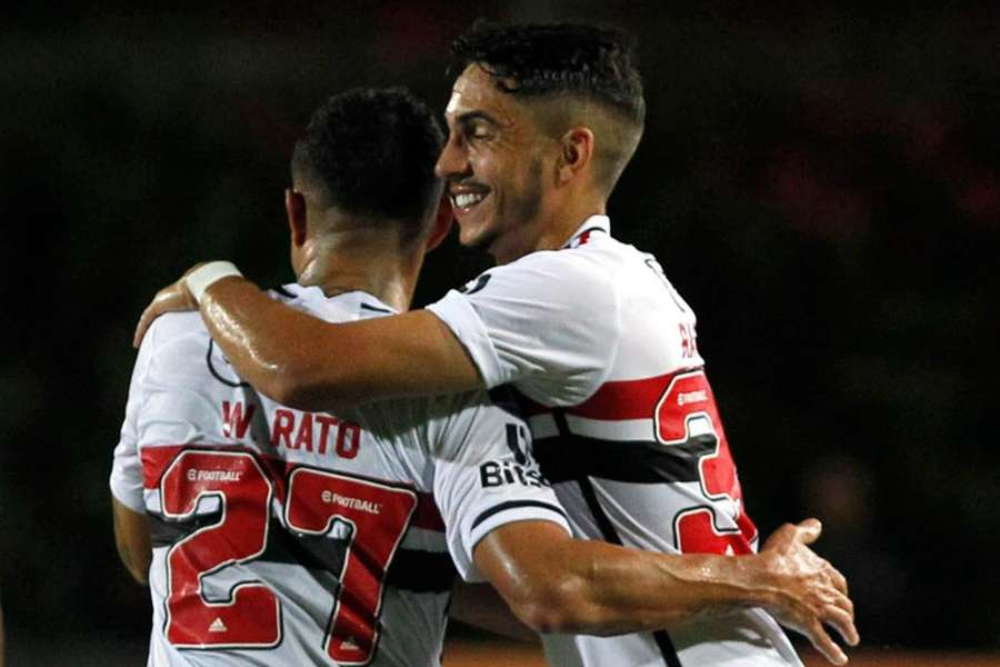 Raí Ramos abraça Wellington Rato, autor do primeiro gol tricolor