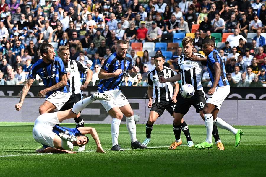 Udine porazilo Inter 3:1 a vyhrálo potřetí v řadě, Juventus nestačil na Monzu, Neapol vede