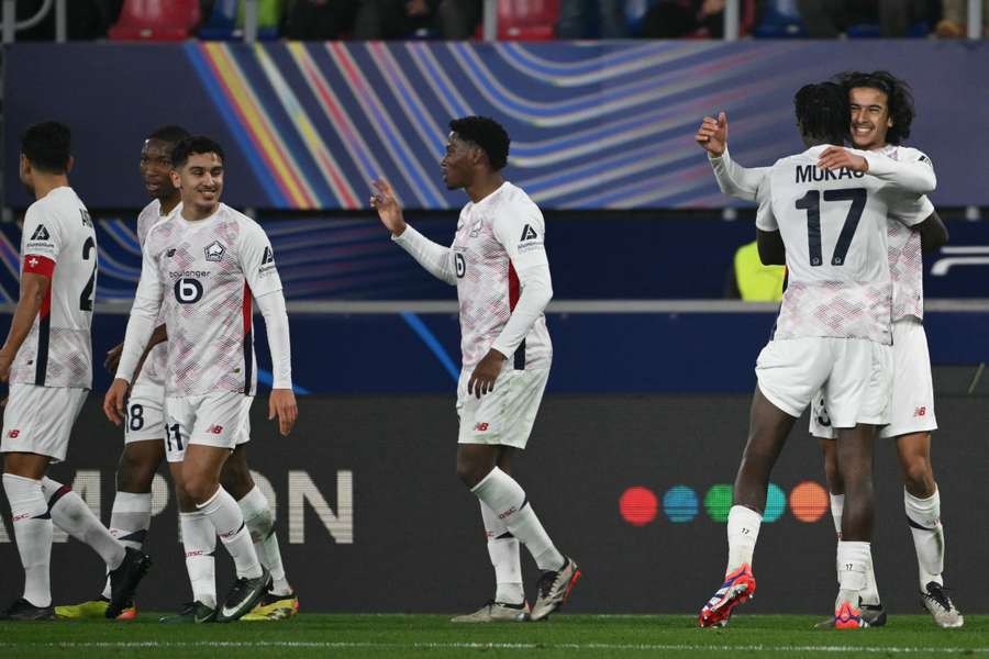 Il Lille esulta dopo il gol segnato da Mukau contro il Bologna