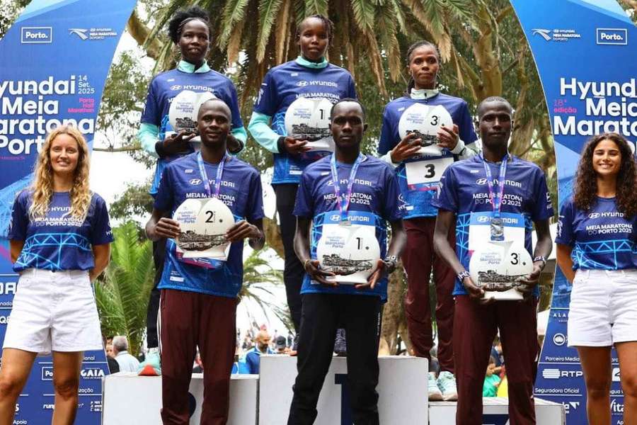 O pódio feminino e masculino da meia maratona do Porto