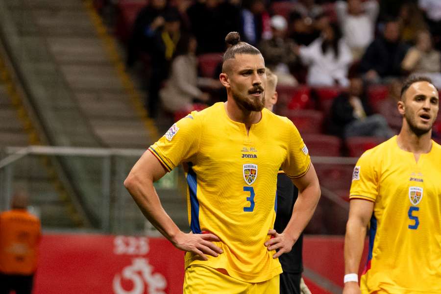 Radu Drăgușin a văzut cartonașul roșu în meciul cu Polonia Radu Drăgușin a văzut cartonașul roșu în meciul cu Polonia