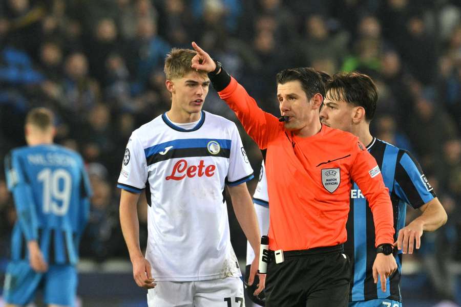Halil Umut Meler zarządził spekulacyjny rzut karny przeciwko Atalancie.