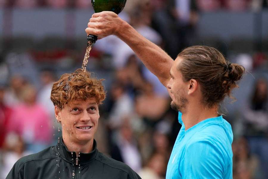 Zverev, mojando a Sinner