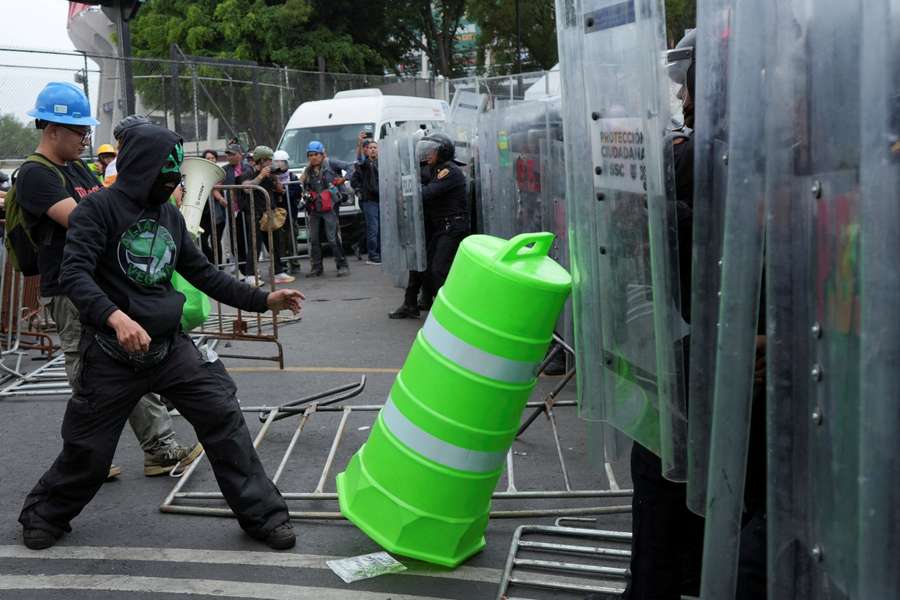 Manifestantes entraram em conflito com polícia mexicana Manifestantes entraram em conflito com polícia mexicana