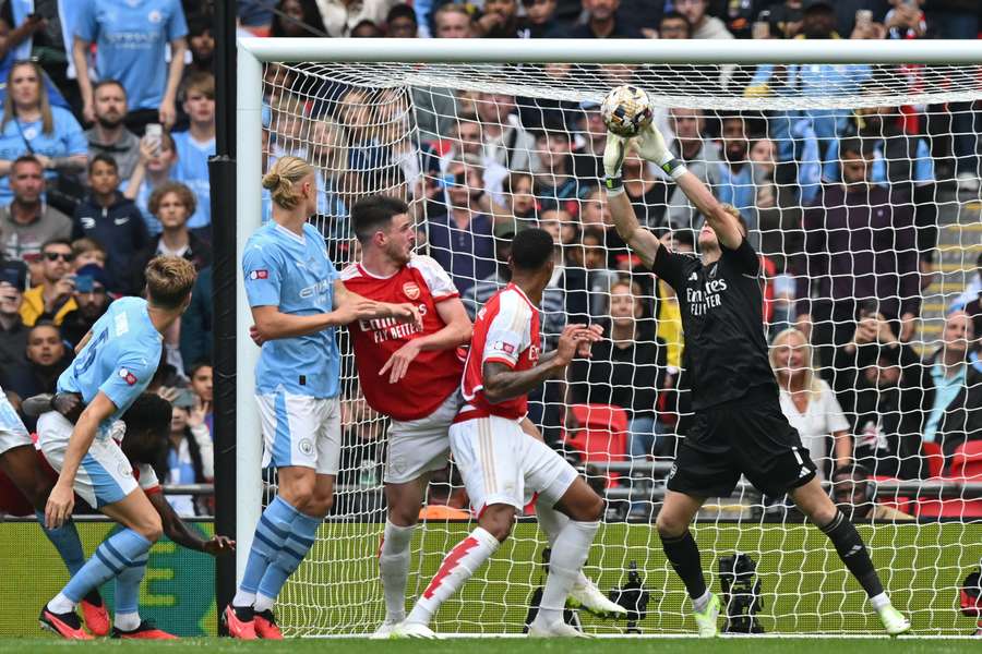 Ramsdale saves from Stones Ramsdale saves from Stones