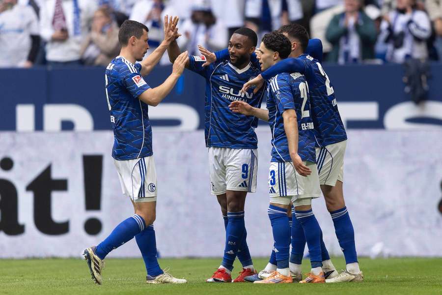 Schalke feiert dank Aouchiche einen Sieg gegen Braunschweig