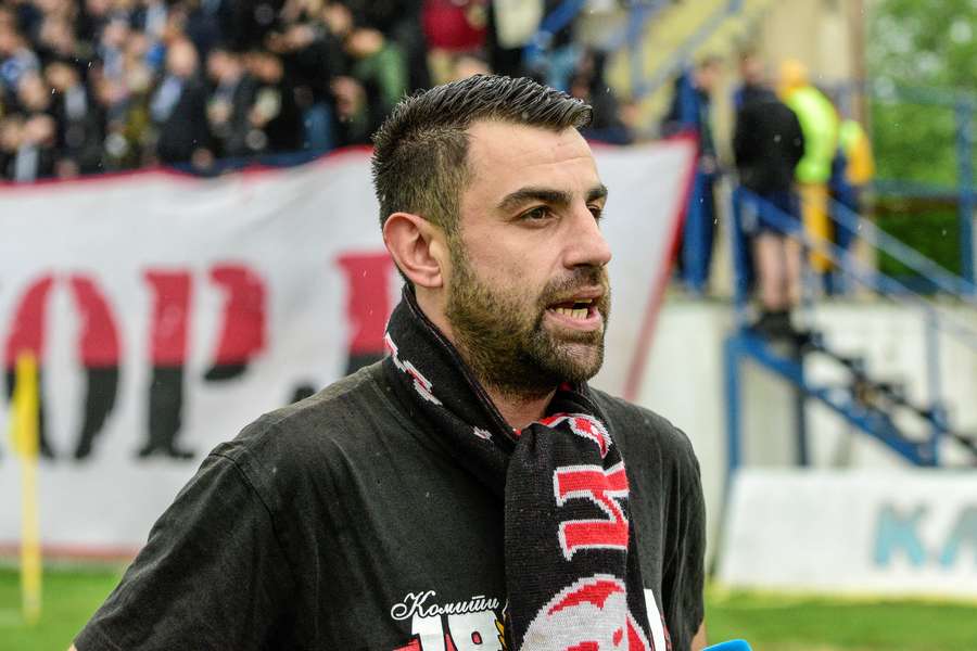 Um dos líderes dos ultras do Vardar da Macedônia do Norte, Milorad Milenkovski, 45 anos, fala durante uma partida de futebol da segunda divisão da Macedônia do Norte entre Vardar e Pelister