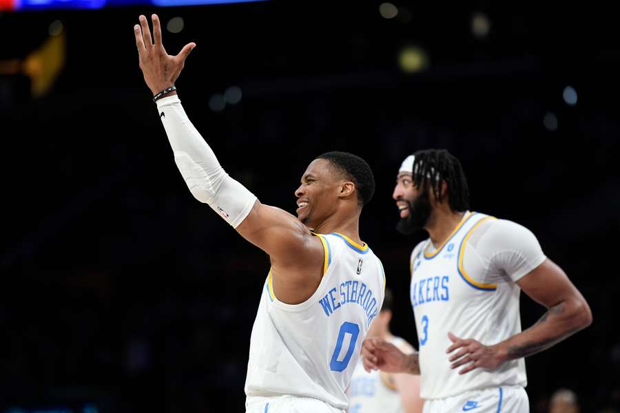 Los Lakers se llevan su primera alegría del curso tras ganar a los Nuggets