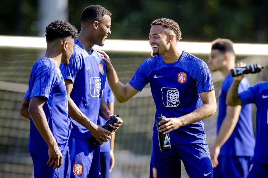 Ian Maatsen (L), Ryan Gravenberch en Devyne Rensch bereiden zich voor op het EK
