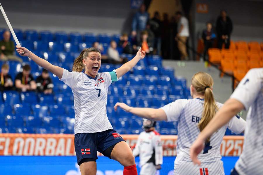 Tone Einstulenová se raduje z postupového gólu do čtvrtfinále šampionátu.