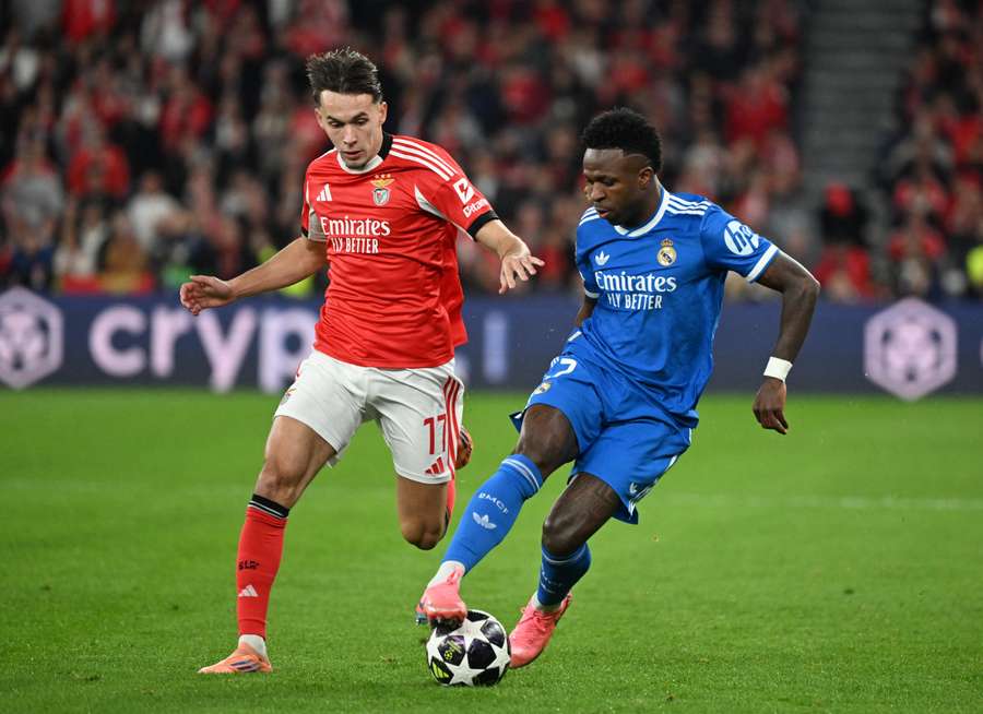 Vinicius Jr (Real Madrid) et Amar Dedic (Benfica) à la lutte pour le ballon lors du match de Ligue des champions entre Benfica et le Real Madrid au stade de la Luz. Vinicius Jr (Real Madrid) et Amar Dedic (Benfica) à la lutte pour le ballon lors du match de Ligue des champions entre Benfica et le Real Madrid au stade de la Luz.