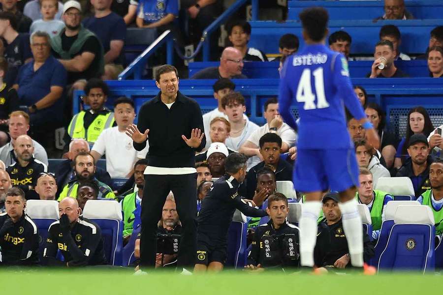 Chelsea manager Xabi Alonso gestures towards Estevao