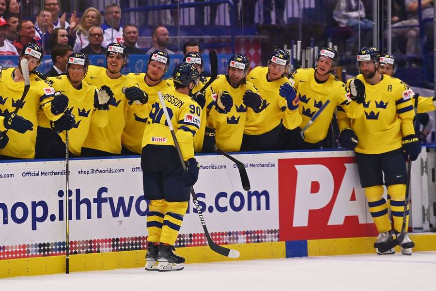 Švédski hokejisti dali na úvod lekciu americkým, ktorí si prišli do Prahy a Ostravy pre medailu.