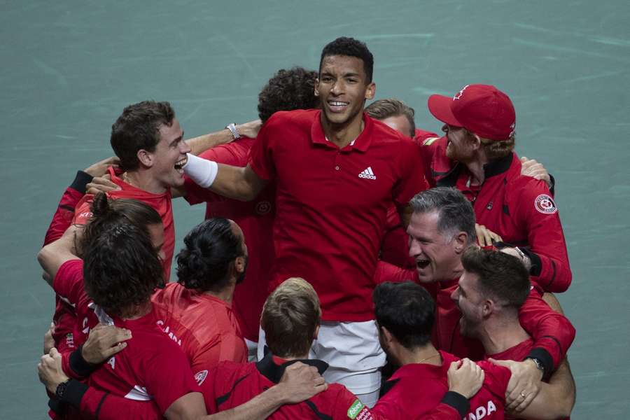 Felix Auger Aliassime is het middelpunt van het feestje