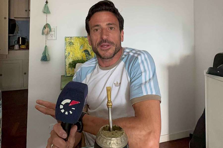 Nicolás Abot, durante la entrevista, con su inseparable mate