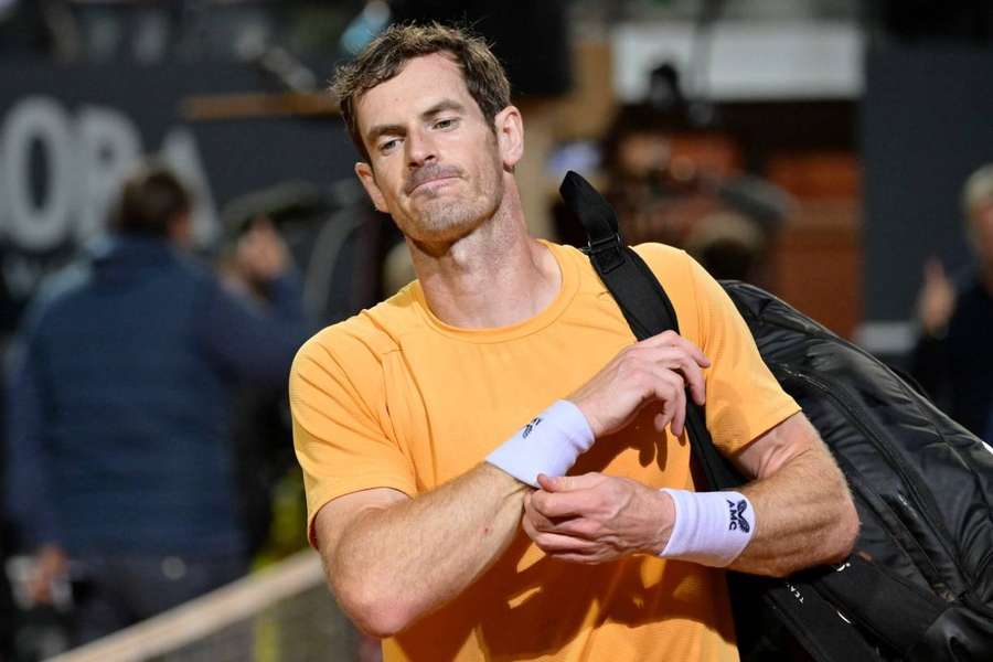 Andy Murray sai depois de ter perdido o jogo contra o italiano Fabio Fogini