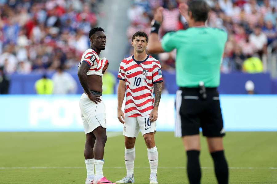 Balogun sah nach einem unabsichtlichen, aber gesundheitsgefährdenden Foul die Rote Karte. Balogun sah nach einem unabsichtlichen, aber gesundheitsgefährdenden Foul die Rote Karte.